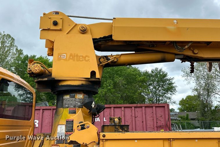 image for item EK8017 2010 International SF625 digger derrick truck