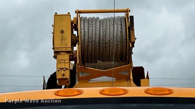 image for item EK8017 2010 International SF625 digger derrick truck