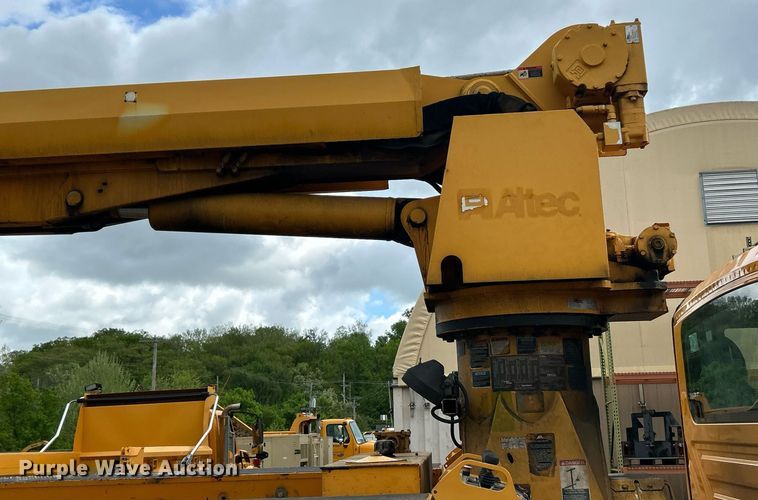 image for item EK8017 2010 International SF625 digger derrick truck