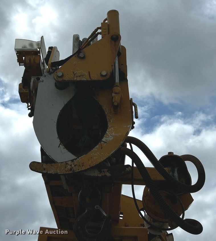 image for item EK8017 2010 International SF625 digger derrick truck