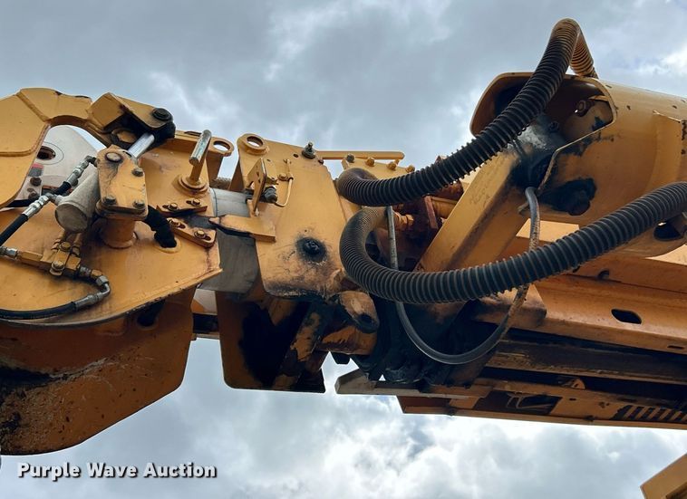 image for item EK8017 2010 International SF625 digger derrick truck