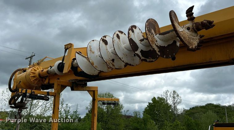 image for item EK8017 2010 International SF625 digger derrick truck