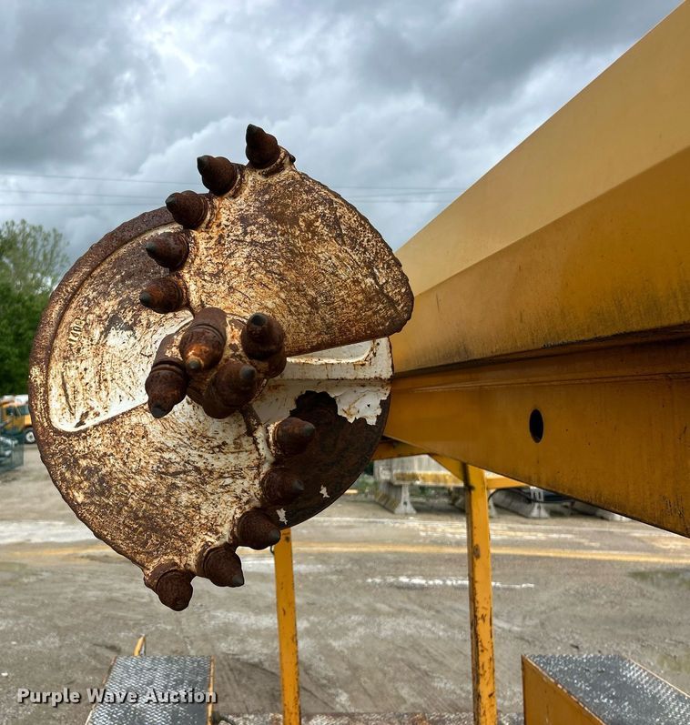 image for item EK8017 2010 International SF625 digger derrick truck