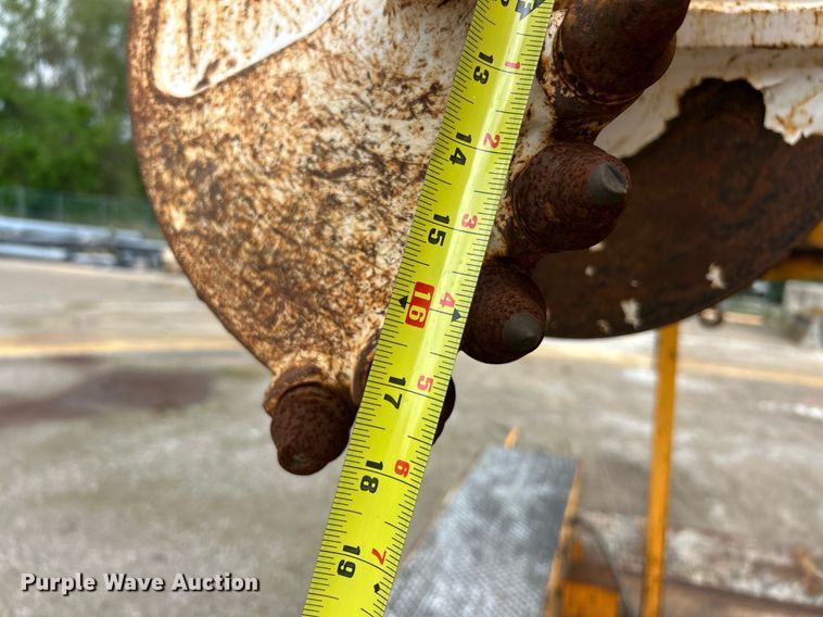 image for item EK8017 2010 International SF625 digger derrick truck