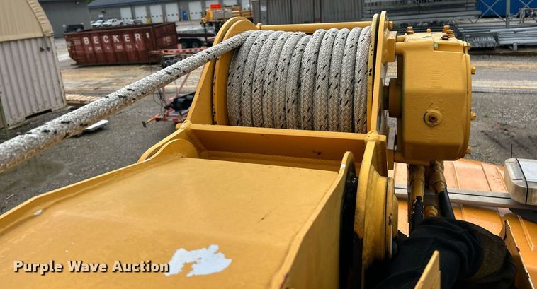 image for item EK8017 2010 International SF625 digger derrick truck