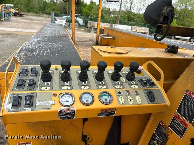 image for item EK8017 2010 International SF625 digger derrick truck