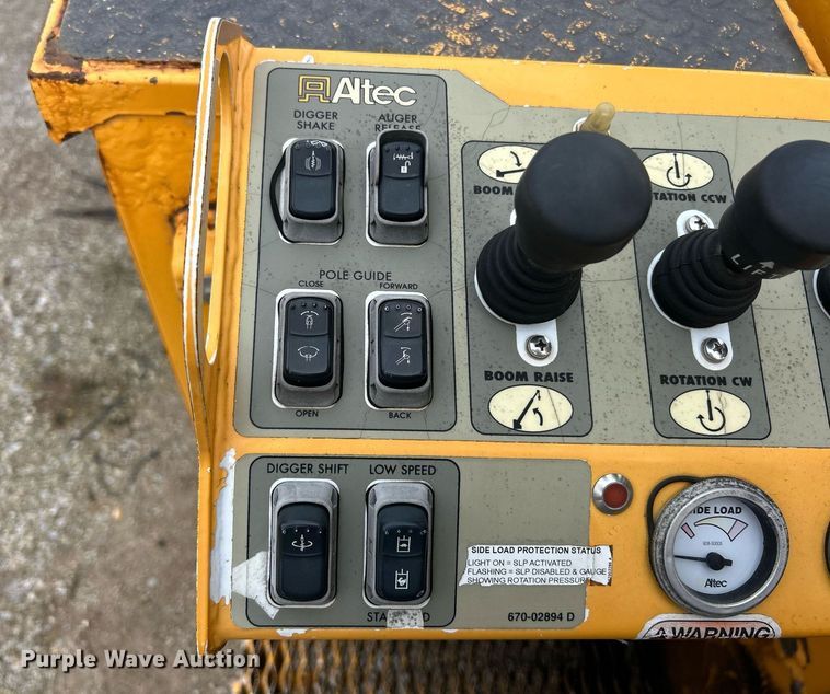 image for item EK8017 2010 International SF625 digger derrick truck