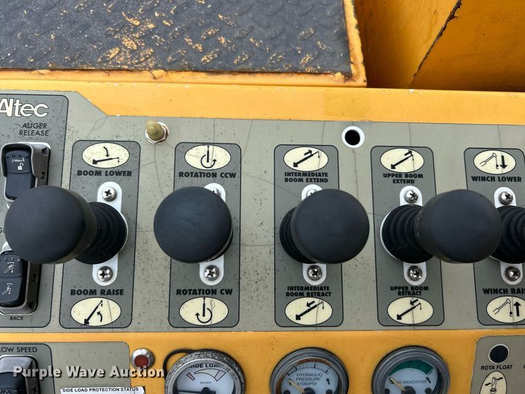 image for item EK8017 2010 International SF625 digger derrick truck