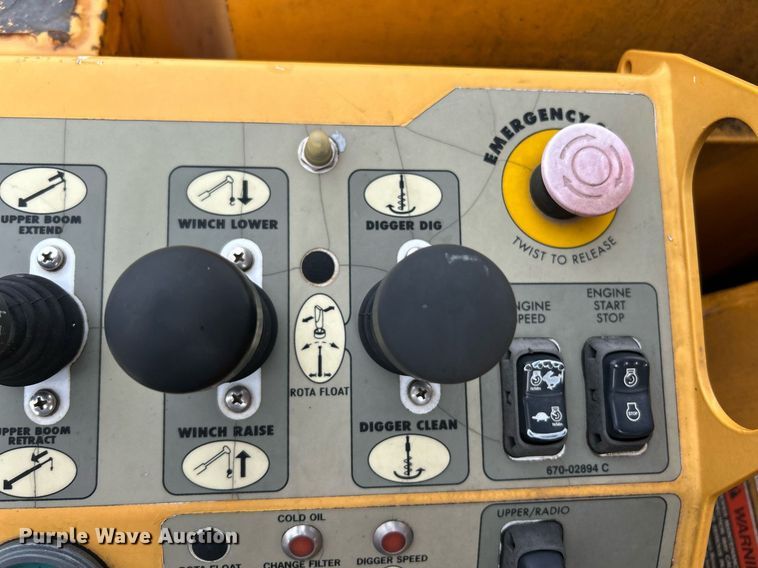 image for item EK8017 2010 International SF625 digger derrick truck