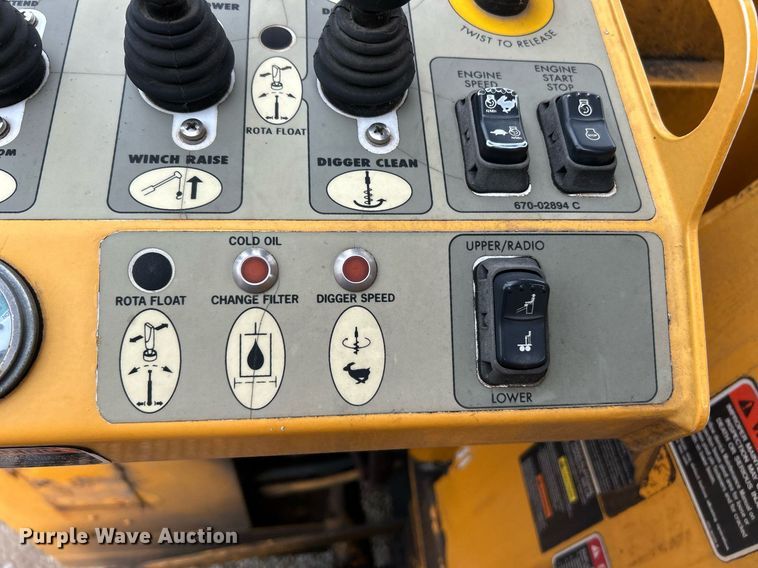 image for item EK8017 2010 International SF625 digger derrick truck