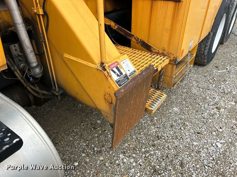 image for item EK8017 2010 International SF625 digger derrick truck