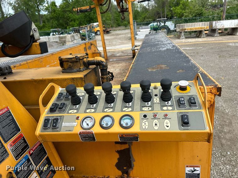 image for item EK8017 2010 International SF625 digger derrick truck