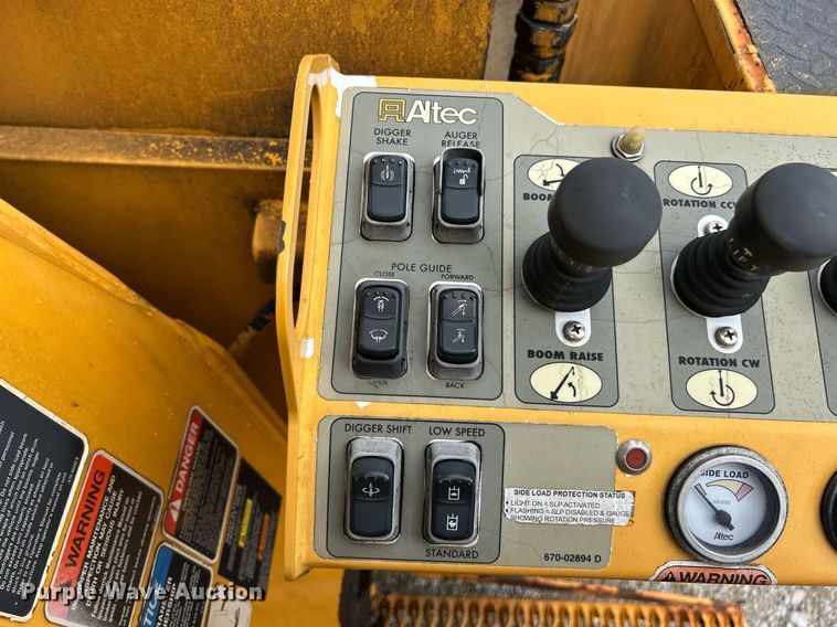 image for item EK8017 2010 International SF625 digger derrick truck