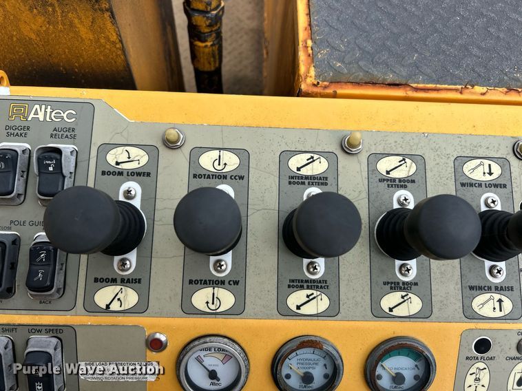 image for item EK8017 2010 International SF625 digger derrick truck