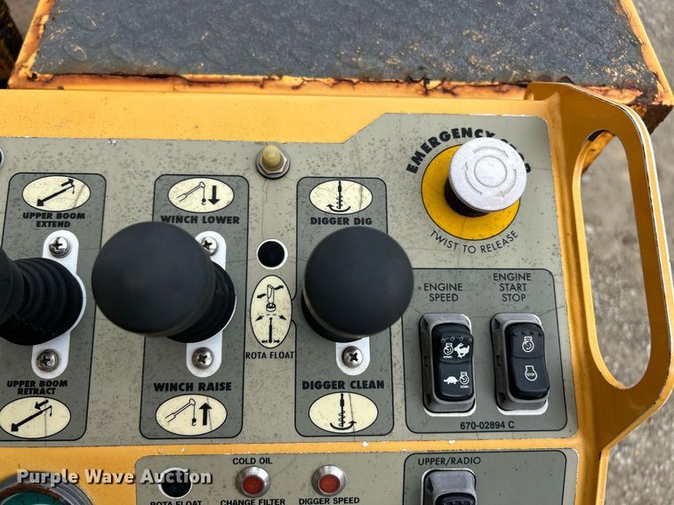 image for item EK8017 2010 International SF625 digger derrick truck