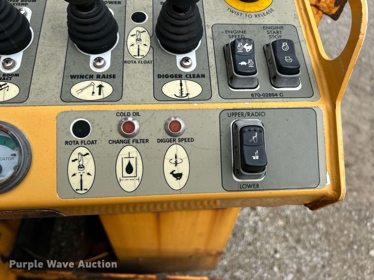 image for item EK8017 2010 International SF625 digger derrick truck