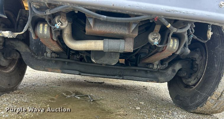 image for item EK8017 2010 International SF625 digger derrick truck