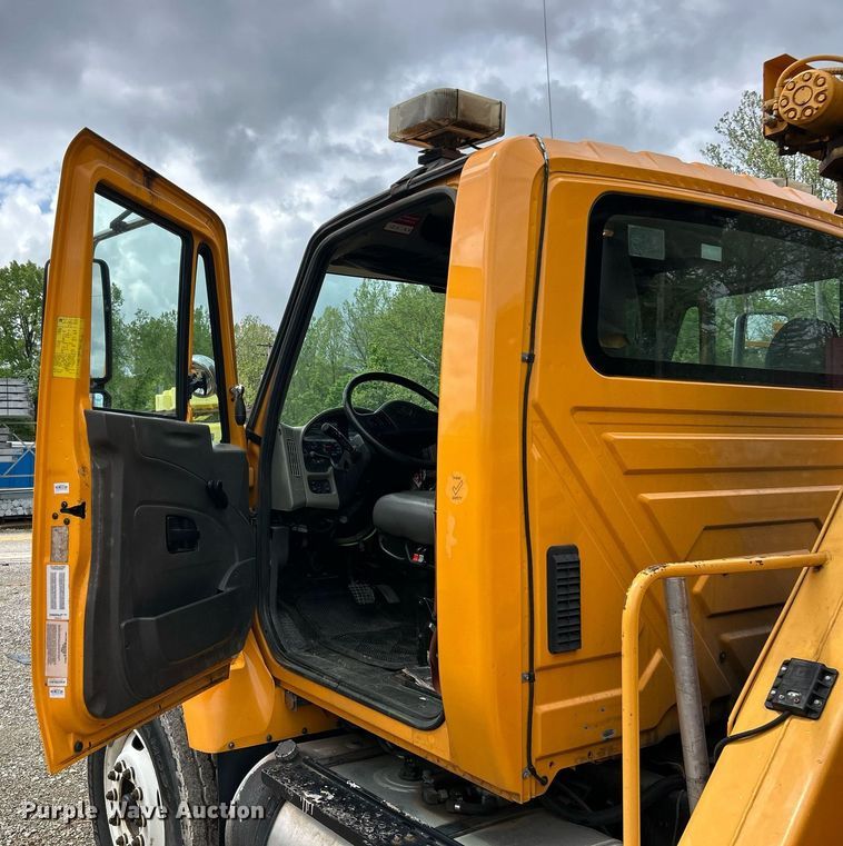 image for item EK8017 2010 International SF625 digger derrick truck