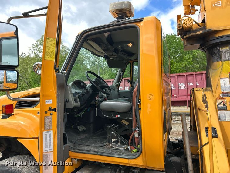 image for item EK8017 2010 International SF625 digger derrick truck