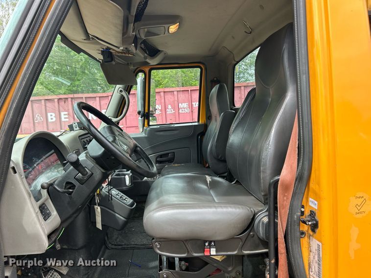 image for item EK8017 2010 International SF625 digger derrick truck