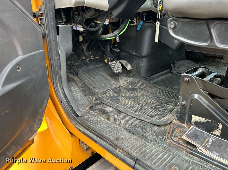 image for item EK8017 2010 International SF625 digger derrick truck