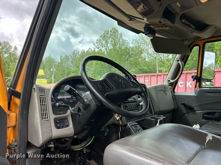 image for item EK8017 2010 International SF625 digger derrick truck