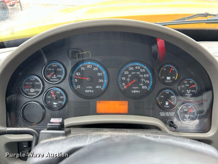 image for item EK8017 2010 International SF625 digger derrick truck