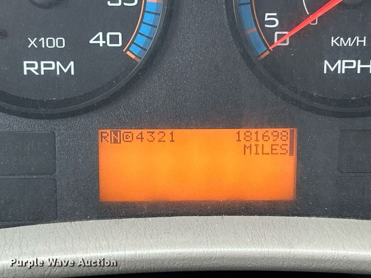 image for item EK8017 2010 International SF625 digger derrick truck