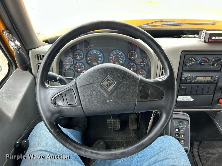 image for item EK8017 2010 International SF625 digger derrick truck