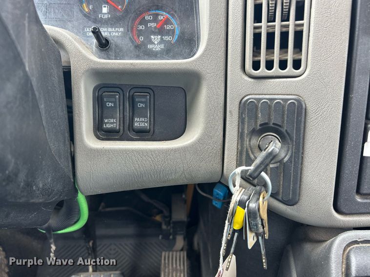 image for item EK8017 2010 International SF625 digger derrick truck