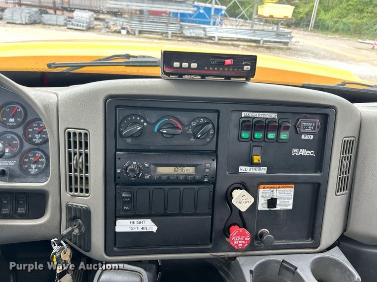 image for item EK8017 2010 International SF625 digger derrick truck