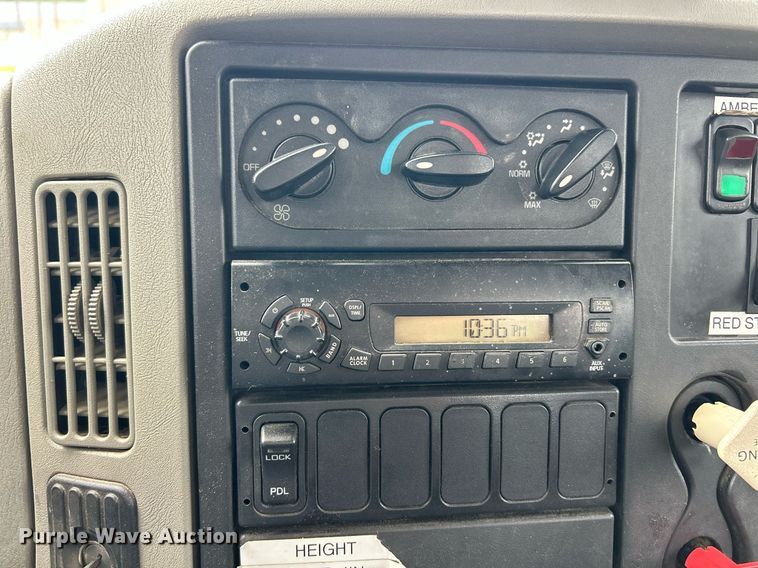 image for item EK8017 2010 International SF625 digger derrick truck