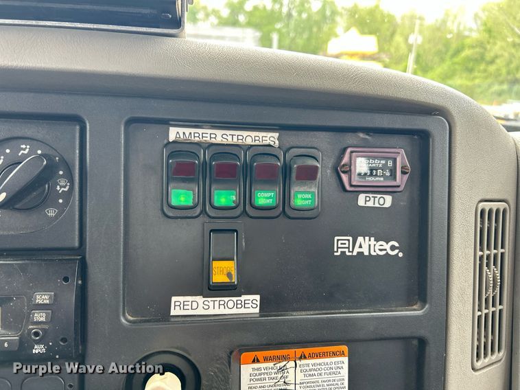 image for item EK8017 2010 International SF625 digger derrick truck