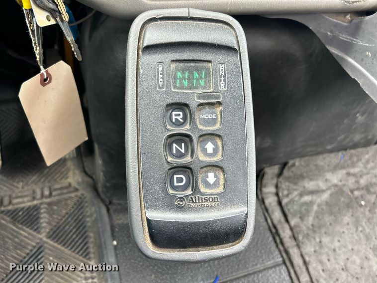 image for item EK8017 2010 International SF625 digger derrick truck