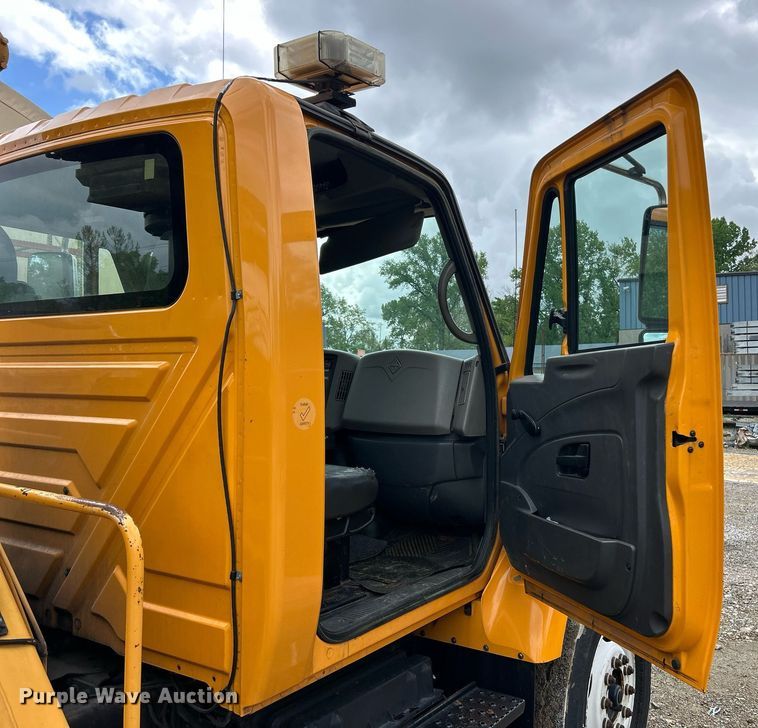 image for item EK8017 2010 International SF625 digger derrick truck