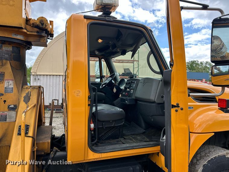 image for item EK8017 2010 International SF625 digger derrick truck