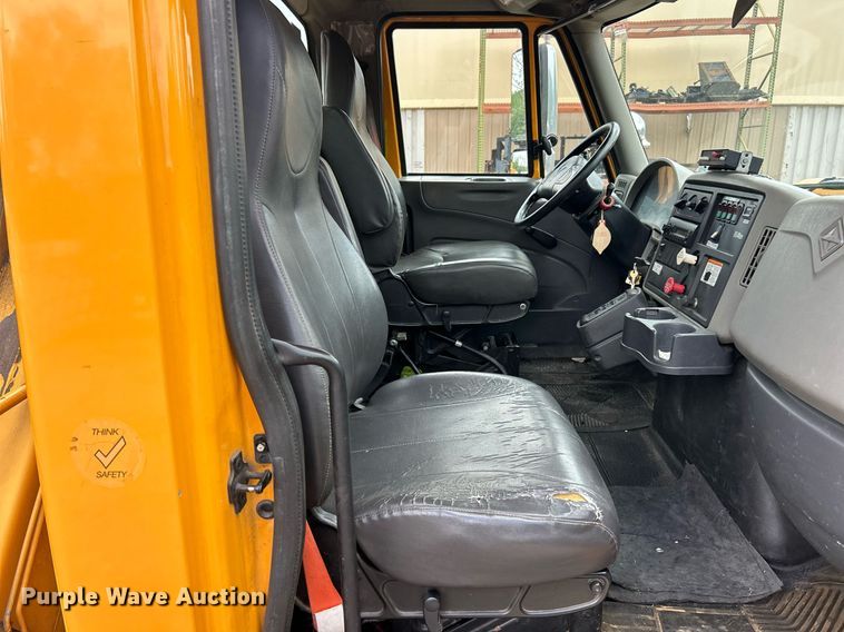 image for item EK8017 2010 International SF625 digger derrick truck