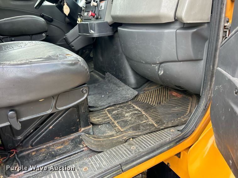 image for item EK8017 2010 International SF625 digger derrick truck