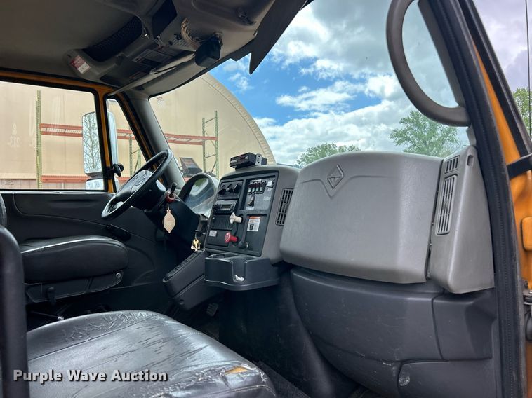 image for item EK8017 2010 International SF625 digger derrick truck