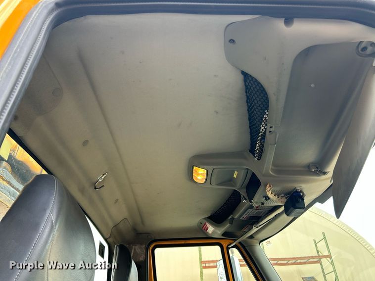 image for item EK8017 2010 International SF625 digger derrick truck