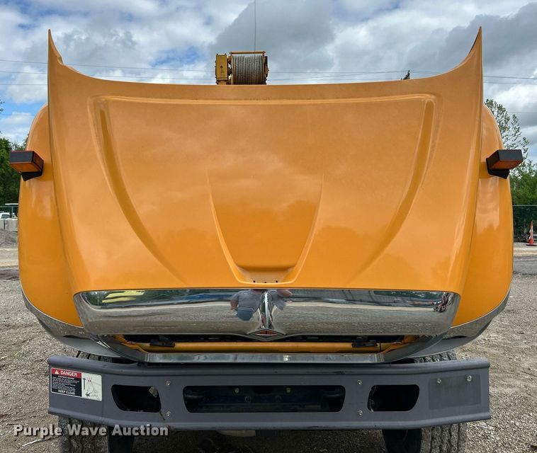 image for item EK8017 2010 International SF625 digger derrick truck