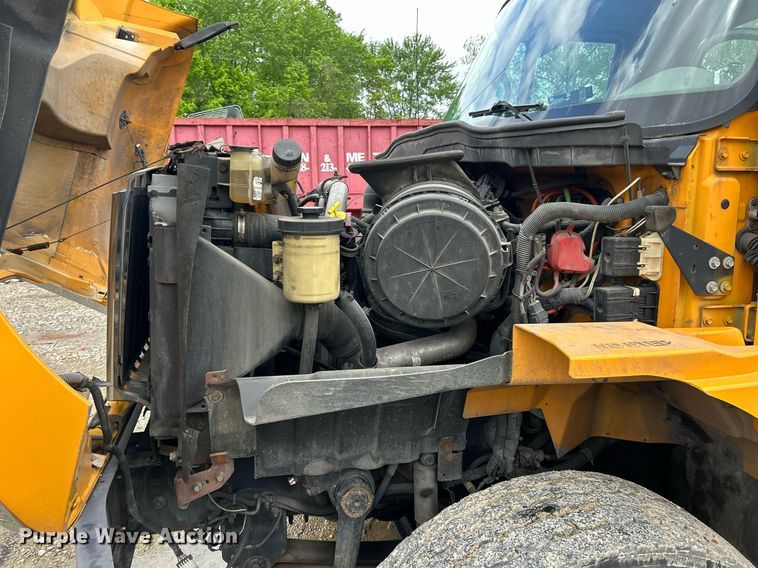 image for item EK8017 2010 International SF625 digger derrick truck