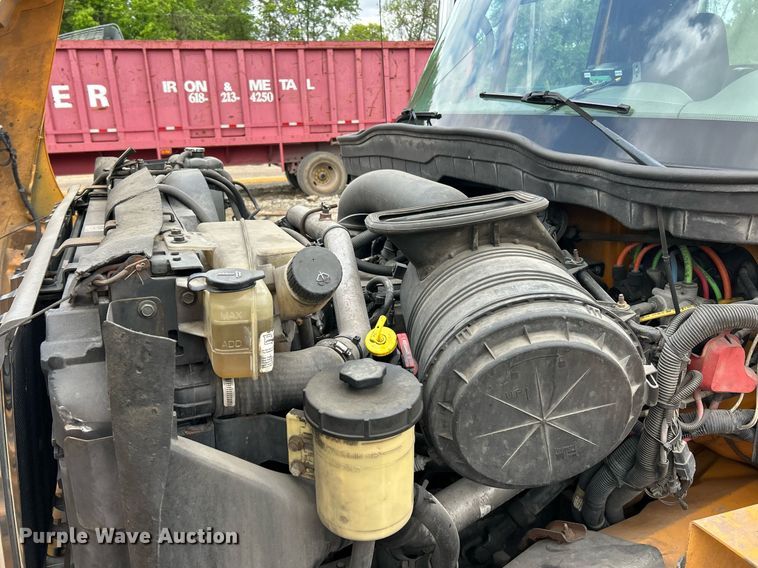 image for item EK8017 2010 International SF625 digger derrick truck