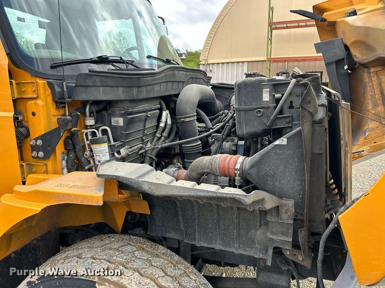 image for item EK8017 2010 International SF625 digger derrick truck