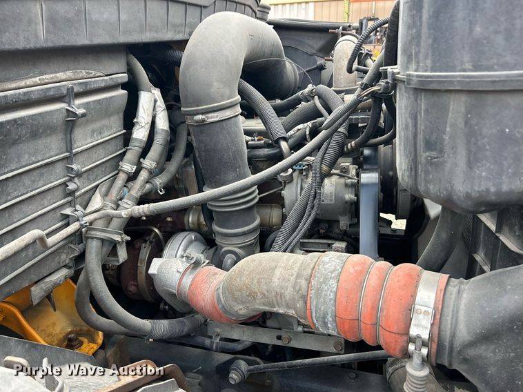 image for item EK8017 2010 International SF625 digger derrick truck