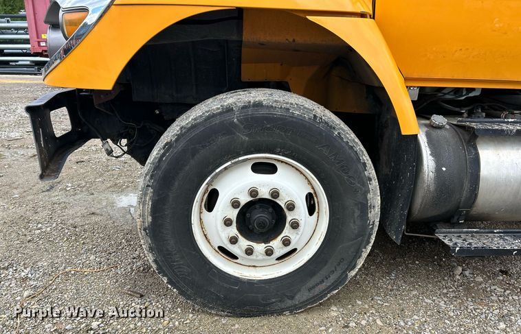 image for item EK8017 2010 International SF625 digger derrick truck