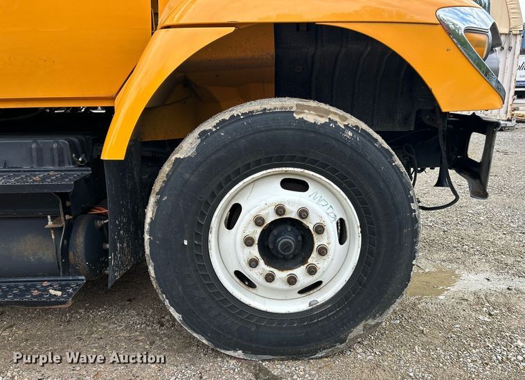 image for item EK8017 2010 International SF625 digger derrick truck