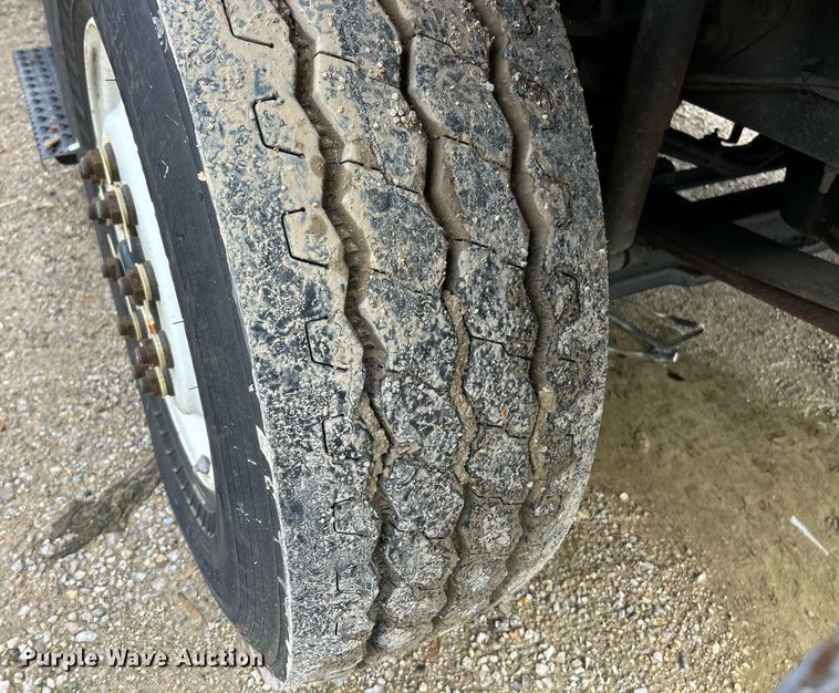 image for item EK8017 2010 International SF625 digger derrick truck