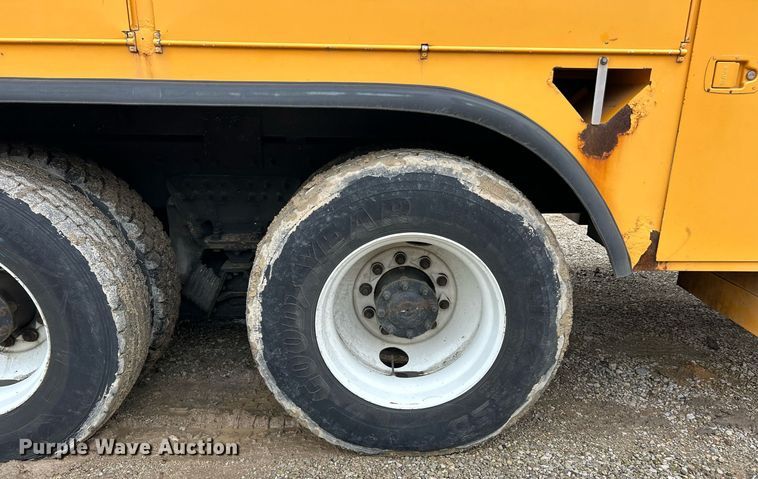 image for item EK8017 2010 International SF625 digger derrick truck