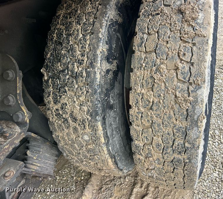 image for item EK8017 2010 International SF625 digger derrick truck